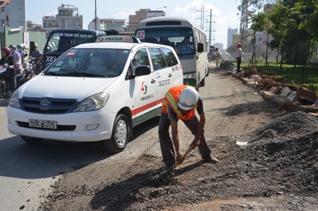 Nhân viên đơn vị thi công tiến hành phá bỏ dải phân cách để mở rộng thêm phần đường Hồng Bàng
