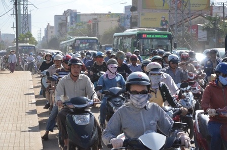 Lại kẹt xe nghiêm trọng vì lô cốt