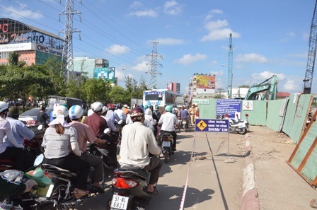 Đại diện đội Thanh tra giao thông số 4 tiến hành lập biên bản đơn vị thi công gây kẹt xe.