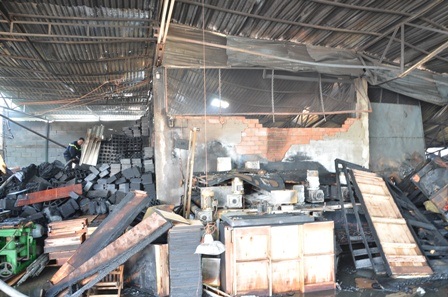 Nhiều vật dụng, đồ đạc trong nhà xưởng bị cháy rụi