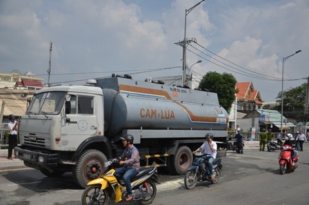 Tài xế quyết định lái chiếc xe bồn đang cháy ra khỏi khu dân cư đông đúc để tránh thảm họ