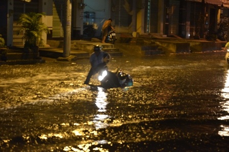 Nhiều xe té ngã do đường ngập