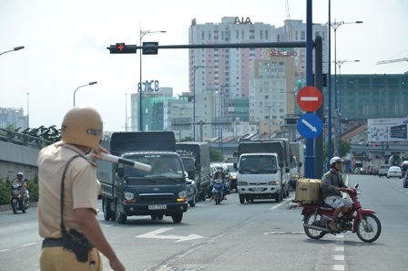 Cảnh sát giao thông Bến Thành hướng dẫn xe lưu thông tránh vào đường hầm