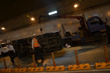 Hiện trường vụ lật xe tải trong hầm vượt sông Sài Gòn vào chiều 25/11