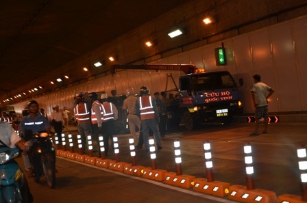 Một xe cứu hộ được điều đến để cẩu xe bị nạn đi