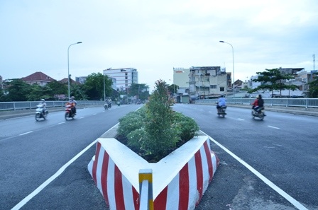 Việc thông xe cầu Đỏ đã giúp tuyến đường Nguyễn Xí trở nên thông thoáng hơn.