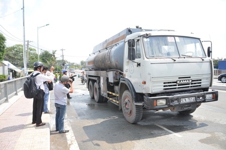 Hiện trường chiếc xe bồn chở xăng bốc cháy