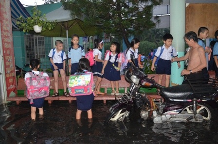 Học sinh phải trèo lên ghế đá chờ bố mẹ đến đón