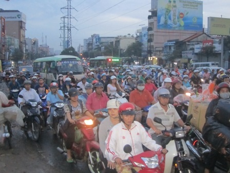 Đường Hồng Bàng kẹt xe kéo dài do các tuyến đường xung quanh bị ngập