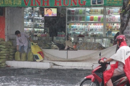 Đắp đê tránh nước tràn vào nhà