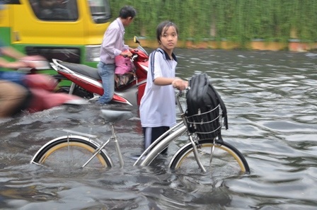 Một số học sinh các lớp lớn hơn thì phải tự đạp xe về nhà trong tình trạng ướt sũng