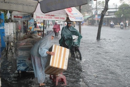 Dọn hàng hóa để tránh ngập nước