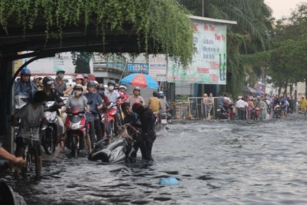 Dòng người di chuyển vào sát lề đường để tránh bị chết máy