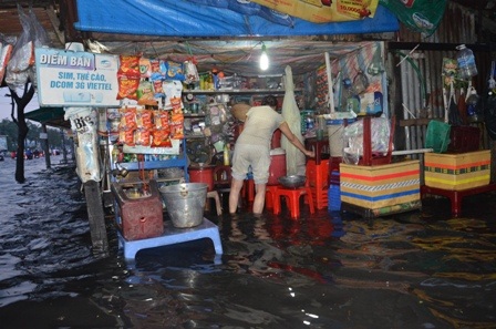 Các hoạt động kinh doanh bị đình trệ do mưa ngập