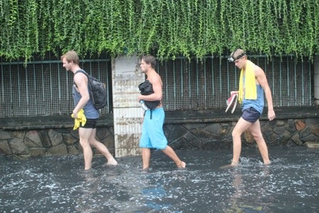 Du khách nước ngoài di chuyển trong biển nước thối