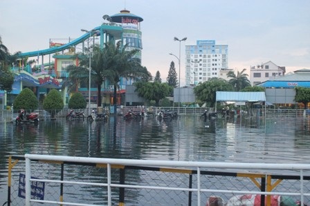 Bãi giữ xe chìm trong biển nước