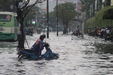 Nhiều tuyến đường tại TPHCM lại ngập nặng do cơ cơn mưa trái mùa trong chiều 28/11