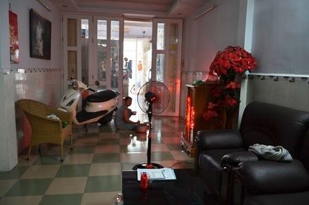 Tầng trệt căn nhà nơi bọn trộm đột nhập lấy tài sản sau đó ung dung mở cửa chính thoát ra ngoài