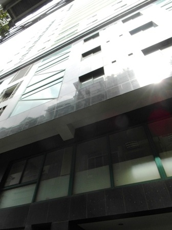 Cao ốc nơi người đàn ông rơi xuống đất tử vong