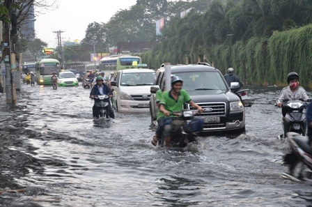 Nhiều tuyến đường ngập nặng trong chiều 5/11