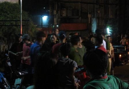 Đột kích quán bar, tạm giữ gần 100 khách chơi - 2 Hàng trăm khách chơi nhốn nháo