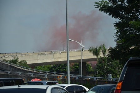 Một cảnh khói lửa được tạo ra trong buổi diễn tập sáng nay tại sân bay Tân Sơn Nhất