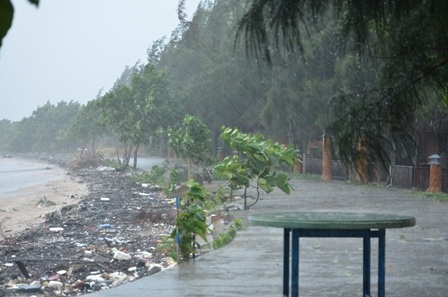 Mưa lớn kèm theo gió giật mạnh tại vùng biển Cần Giờ lúc 8h sáng 