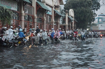 Nhiều người tấp xe vào lề đường chờ nước rút mới đi tiếp