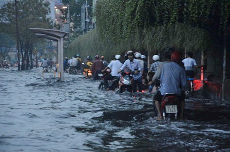 Một số khác đi sát vào lề đường để tránh bị chết máy