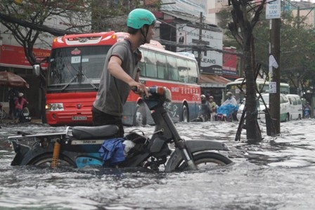 Hàng loạt xe chết máy phải dắt bộ