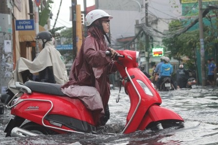 Hàng loạt xe chết máy phải dắt bộ