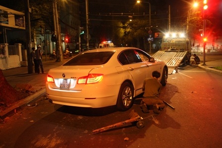 Chiếc xe được cẩu về trụ sở CSGT quận 1