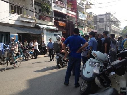 Các tài xế taxi tập trung tại trụ sở công ty 