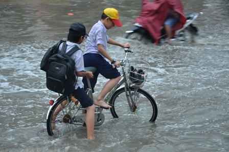 Nhiều học sinh phải bì bõm lội sông về nhà