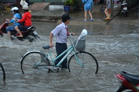 Nhiều học sinh phải bì bõm lội sông về nhà
