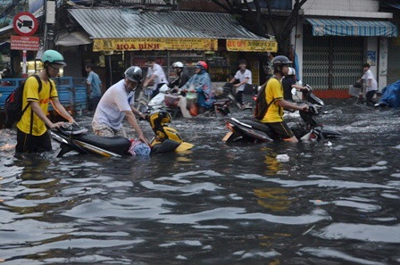 Hàng loạt phương tiện chết máy phải dẫn bộ