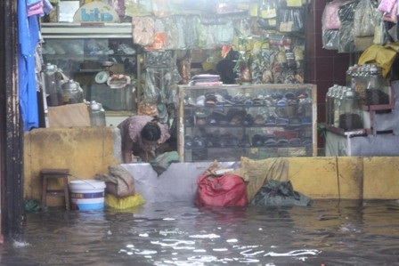 Đắp đê ngăn nước tràn vào nhà