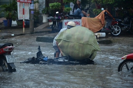 Hàng loạt xe té ngã do đường ngập