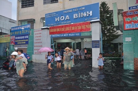 Trường tiểu học Hòa Bình ngập chìm trong nước