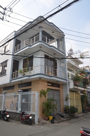 Căn nhà 3 tầng bị trộm bới tung