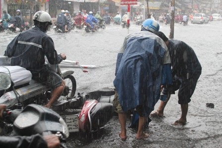 Hàng loạt xe té ngã do đường ngập