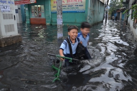 Học sinh bì bõm lội sông để về nhà