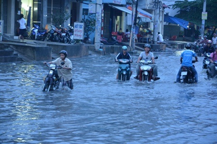 Một số tuyến đường bị ngập gần nửa mét trong mùa khô