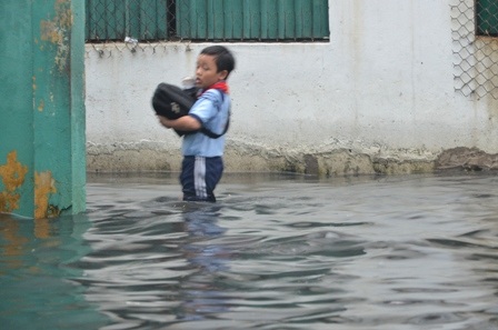 Học sinh bì bõm lội sông để về nhà