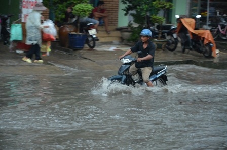 Một số tuyến đường bị ngập gần nửa mét trong mùa khô