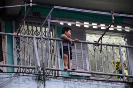 Nhiều em nhỏ hiếu động trèo lên lan can rất nguy hiểm