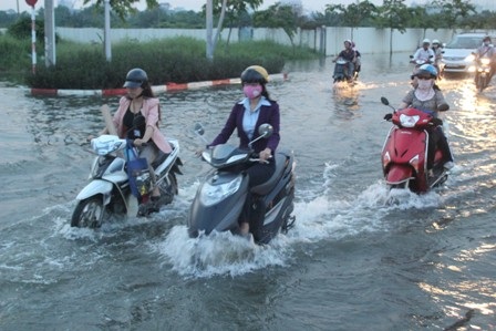 Triều cường bắt đầu tấn công vào khoảng 17h30