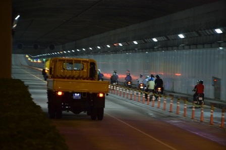 Các phương tiện đang lưu thông trong hầm thì