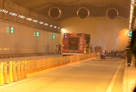 Đám cháy bùng phát ngày càng mạnh