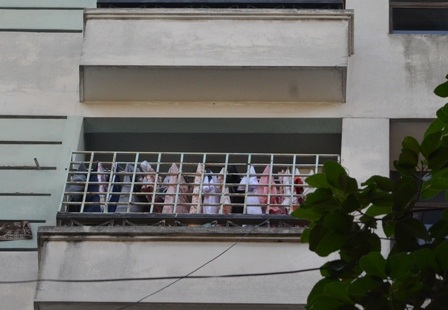 Nhiều gia đình tự bảo vệ con em mình bằng cách này.